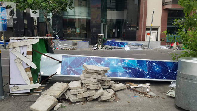 TP.HCM: Ba cổng chào trang trí Tết Mậu Tuất của Phố đi bộ Nguyễn Huệ bị gió quật ngã, 1 người bị thương - Ảnh 3.