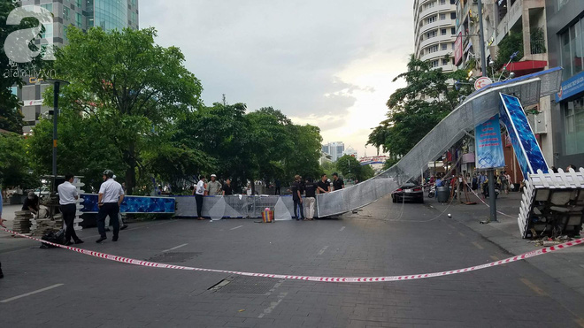TP.HCM: Ba cổng chào trang trí Tết Mậu Tuất của Phố đi bộ Nguyễn Huệ bị gió quật ngã, 1 người bị thương - Ảnh 6.