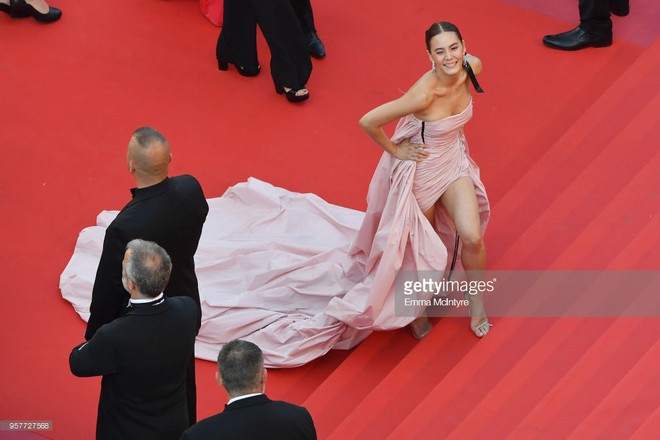 Mỹ nhân thị phi nhất Thái Lan lúng túng vì bộ đầm dài cồng kềnh khó kiểm soát tại Cannes 2018  - Ảnh 3.
