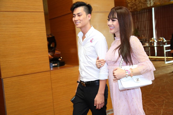 Diện váy hồng nữ tính, Lâm Khánh Chi tình tứ đi sự kiện cùng chồng trẻ kém 8 tuổi - Ảnh 2.