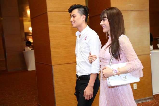 Diện váy hồng nữ tính, Lâm Khánh Chi tình tứ đi sự kiện cùng chồng trẻ kém 8 tuổi - Ảnh 3.