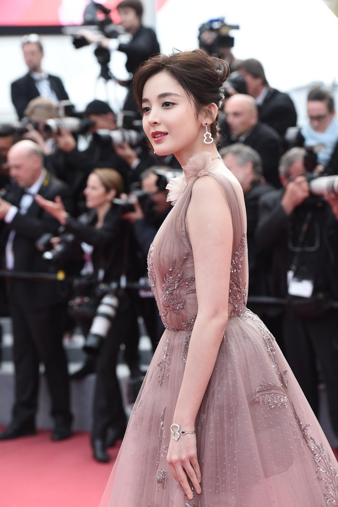 Chuyện lạ ở Cannes: Dàn sao Trung Quốc bất ngờ được khen ngợi vì sự xinh đẹp và thanh lịch trên thảm đỏ - Ảnh 4.