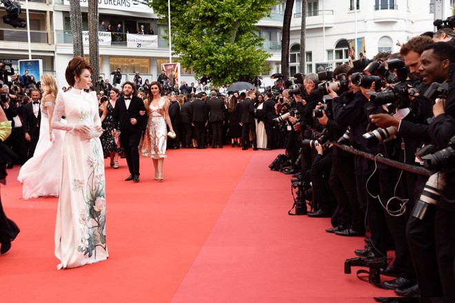 Lý Nhã Kỳ gây ấn tượng với tà áo dài Việt, hội ngộ Naomi Campbell tại LHP Cannes 2018 - Ảnh 8.