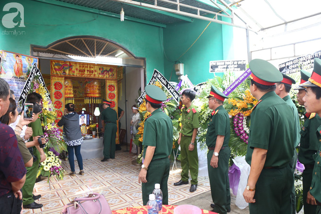 Hình ảnh xúc động dòng người lặng lẽ đến viếng hiệp sĩ Nam tại nhà riêng - Ảnh 8. Hình ảnh xúc động dòng người lặng lẽ đến viếng hiệp sĩ Nam tại nhà riêng - Ảnh 8.