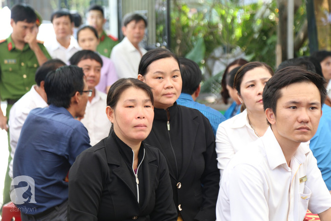 Hình ảnh xúc động dòng người lặng lẽ đến viếng hiệp sĩ Nam tại nhà riêng - Ảnh 2. Hình ảnh xúc động dòng người lặng lẽ đến viếng hiệp sĩ Nam tại nhà riêng - Ảnh 2.
