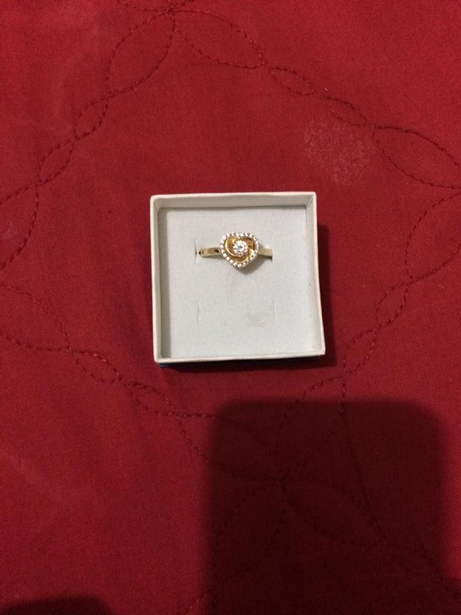 Người yêu cũ đã có vợ con bỗng gửi tặng nhẫn vàng vào ngày sinh nhật, cô gái hoang mang còn dân mạng gợi ý đủ cách xử lý - Ảnh 1.