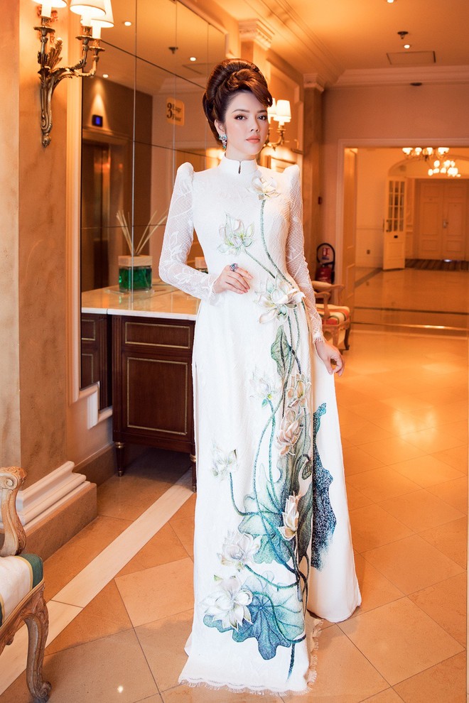 Lý Nhã Kỳ gây ấn tượng với tà áo dài Việt, hội ngộ Naomi Campbell tại LHP Cannes 2018 - Ảnh 1.