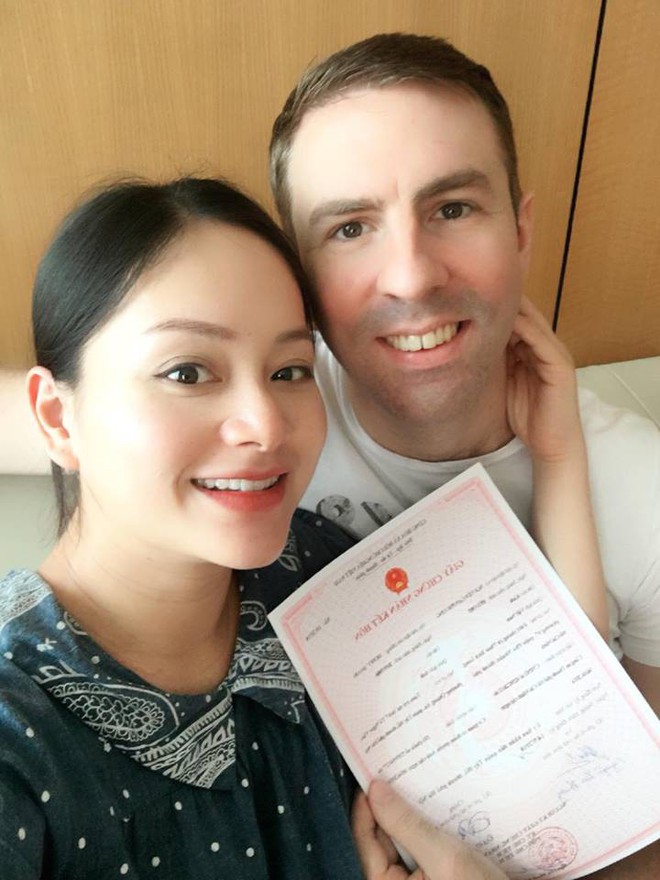 Sắp đến ngày lâm bồn, Lan Phương hạnh phúc khoe giấy đăng kí kết hôn nóng hổi với bạn trai Tây - Ảnh 1.