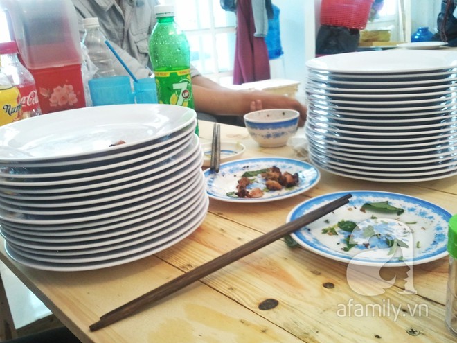 3 món đã ăn là bát đĩa phải chất thành chồng cao chót vót ở Sài Gòn - Ảnh 4.