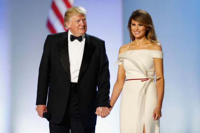 Dù hay bị soi cảnh từ chối nắm tay phũ phàng nhưng vợ chồng Tổng thống Trump cũng có những khoảnh khắc rất ngọt ngào - Ảnh 2.