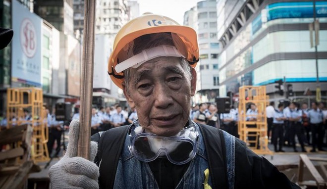 Cuộc sống của những người già ở Hồng Kông: Vẫn phải vật lộn mưu sinh dù đã quá tuổi nghỉ hưu - Ảnh 1.