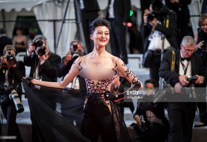Những lần náo loạn thảm đỏ Cannes của sao Hoa ngữ: Từ mỹ nhân hạng A đến người đẹp vô danh chiêu trò đủ kiểu khiến truyền thông ngao ngán - Ảnh 1. Những lần náo loạn thảm đỏ Cannes của sao Hoa ngữ: Từ mỹ nhân hạng A đến người đẹp vô danh chiêu trò đủ kiểu khiến truyền thông ngao ngán - Ảnh 1.