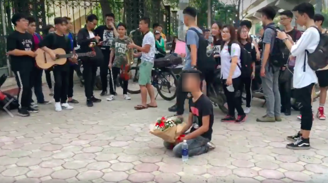 Anh chàng vứt hoa bỏ về sau 2 tiếng quỳ gối chờ bạn gái trước cổng trường Nhạc Viện Hà Nội - Ảnh 2.