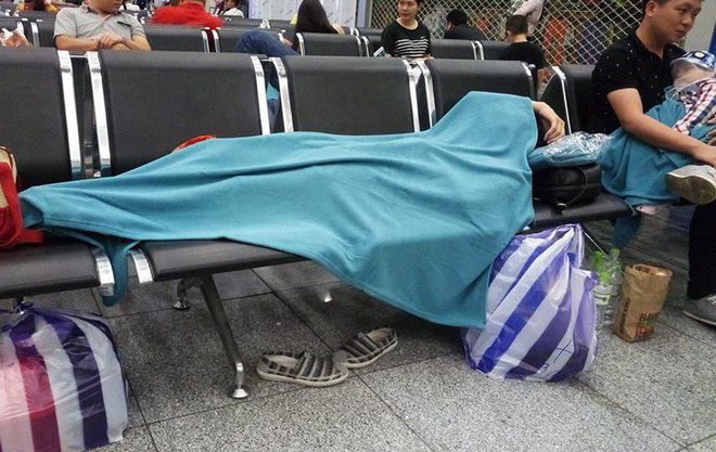 Máy bay Vietnam Airlines gặp sự cố, hàng trăm hành khách phải ngủ lại qua đêm tại sân bay Đà Nẵng - Ảnh 3.