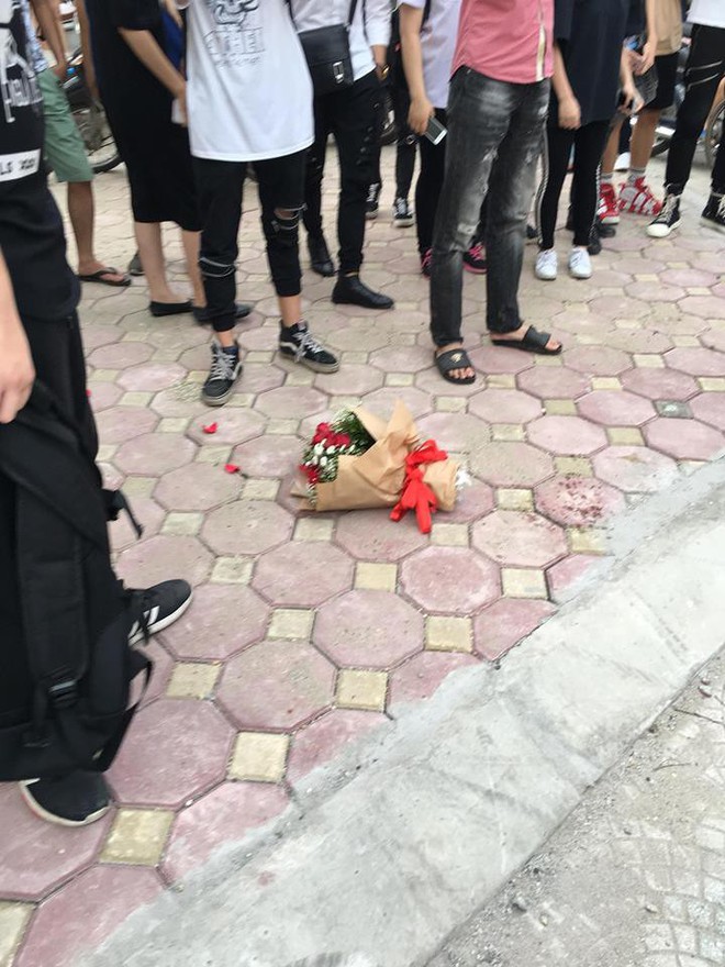 Anh chàng vứt hoa bỏ về sau 2 tiếng quỳ gối chờ bạn gái trước cổng trường Nhạc Viện Hà Nội - Ảnh 3.
