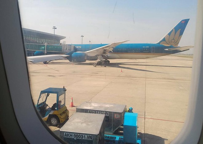 Máy bay Vietnam Airlines gặp sự cố, hàng trăm hành khách phải ngủ lại qua đêm tại sân bay Đà Nẵng - Ảnh 4.