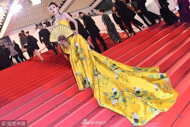 Những lần náo loạn thảm đỏ Cannes của sao Hoa ngữ: Từ mỹ nhân hạng A đến người đẹp vô danh chiêu trò đủ kiểu khiến truyền thông ngao ngán - Ảnh 5. Những lần náo loạn thảm đỏ Cannes của sao Hoa ngữ: Từ mỹ nhân hạng A đến người đẹp vô danh chiêu trò đủ kiểu khiến truyền thông ngao ngán - Ảnh 5.