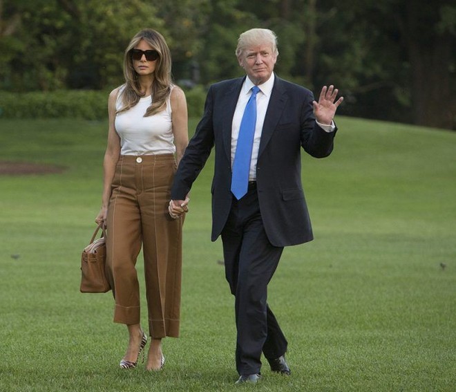 Dù hay bị soi cảnh từ chối nắm tay phũ phàng nhưng vợ chồng Tổng thống Trump cũng có những khoảnh khắc rất ngọt ngào - Ảnh 4.