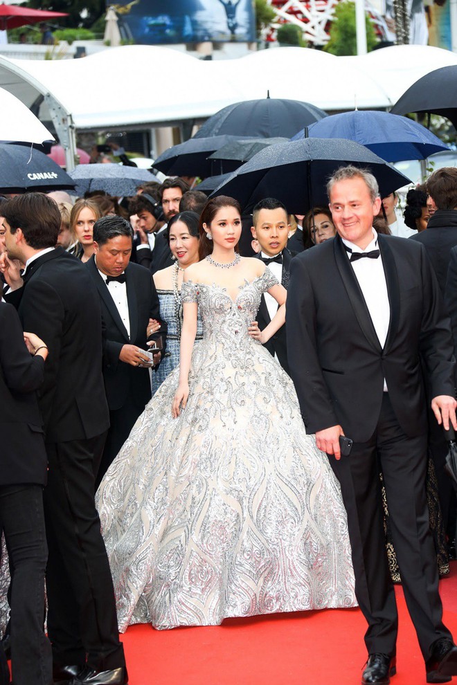 Em gái Ngọc Trinh Quỳnh Hương gây ấn tượng khi diện trang sức hơn 30 tỷ trên thảm đỏ LHP Cannes - Ảnh 2.