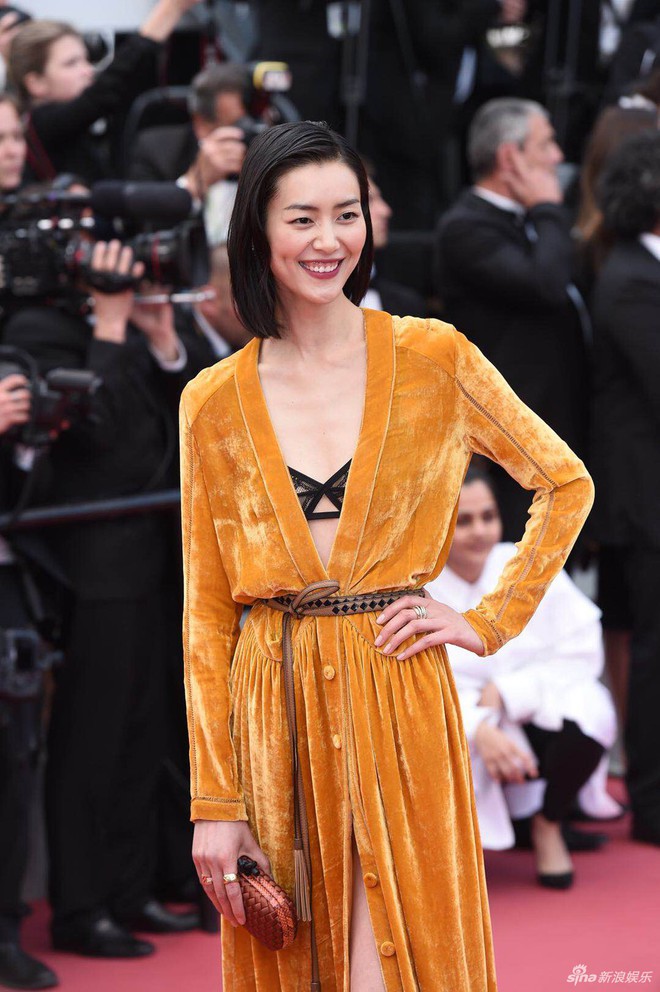 Siêu mẫu Trung Quốc diện váy ngủ khoe vòng 1 khiêm tốn, mẹ rồng Emilia Clarke nhuộm tím thảm đỏ Cannes - Ảnh 3. Siêu mẫu Trung Quốc diện váy ngủ khoe vòng 1 khiêm tốn, mẹ rồng Emilia Clarke nhuộm tím thảm đỏ Cannes - Ảnh 3.
