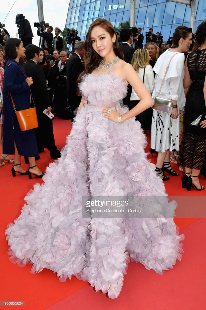 Siêu mẫu Trung Quốc diện váy ngủ khoe vòng 1 khiêm tốn, mẹ rồng Emilia Clarke nhuộm tím thảm đỏ Cannes - Ảnh 5.