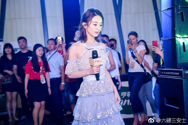 Vừa trở lại showbiz, Triệu Lệ Dĩnh đã chọn ngay son màu “sến” lại lộ môi bong tróc nứt nẻ - Ảnh 6.