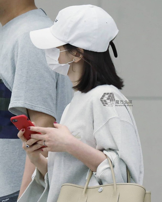 Diện đồ đơn giản ra sân bay, nhưng túi xách của Song Hye Kyo mới là thứ mà người ta chú ý nhất - Ảnh 2.