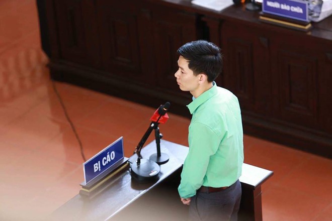 Bác sĩ Hoàng Công Lương trả lời gay gắt tại tòa: Tôi học về chuyên môn để cứu chữa bệnh nhân chứ không phải là để giết người - Ảnh 2.