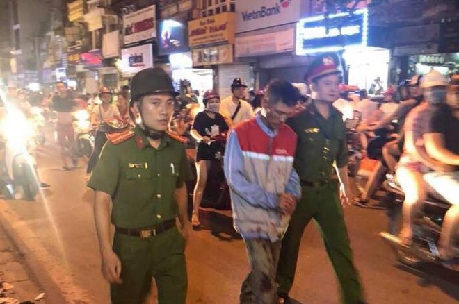 Vụ chồng dùng kéo đâm vợ cũ trọng thương: Con gái 15 tuổi nghẹn ngào kể lại giây phút mẹ bị bố tấn công - Ảnh 1.