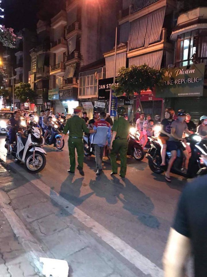 Hà Nội: Người đàn ông cầm kéo đâm trọng thương vợ cũ - Ảnh 1.