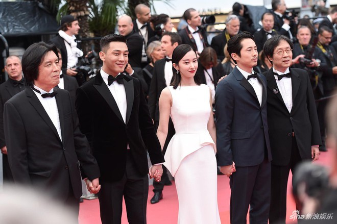 Dàn soái ca Châu Á Huỳnh Hiểu Minh, Yoo Ah In khiến loạt mỹ nhân phải lép vế khi xuất hiện trên thảm đỏ Cannes - Ảnh 1.