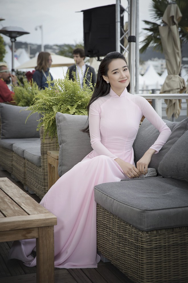 Ngày thứ 2 ở Cannes: Nhã Phương gây choáng cho fan Việt khi xuất hiện trong khu vực giới thiệu tài năng - Ảnh 7.