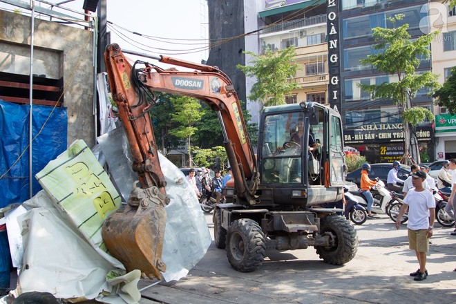 Hà Nội: Bắt đầu cưỡng chế 42 cơ sở kinh doanh trên mặt đường Nguyễn Khánh Toàn - Ảnh 8.