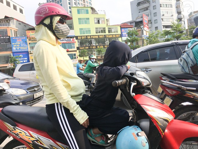 Muôn kiểu chống nắng nóng của người Hà Nội trong những ngày đầu hè - Ảnh 5.