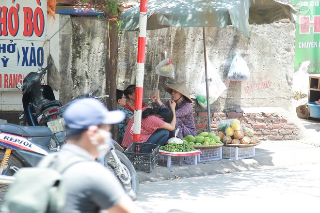 Muôn kiểu chống nắng nóng của người Hà Nội trong những ngày đầu hè - Ảnh 6.