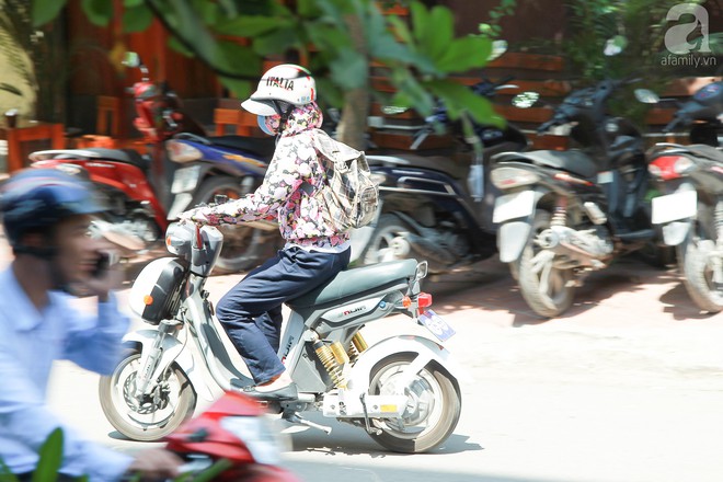 Muôn kiểu chống nắng nóng của người Hà Nội trong những ngày đầu hè - Ảnh 3.