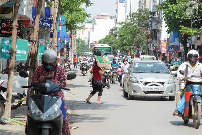 Muôn kiểu chống nắng nóng của người Hà Nội trong những ngày đầu hè - Ảnh 8.