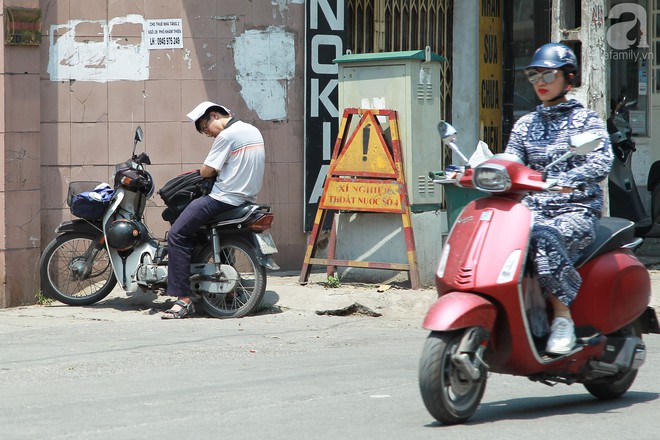 Muôn kiểu chống nắng nóng của người Hà Nội trong những ngày đầu hè - Ảnh 7.