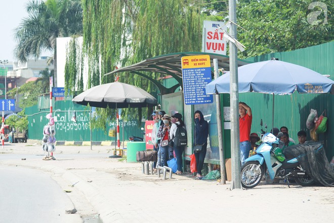 Muôn kiểu chống nắng nóng của người Hà Nội trong những ngày đầu hè - Ảnh 1.