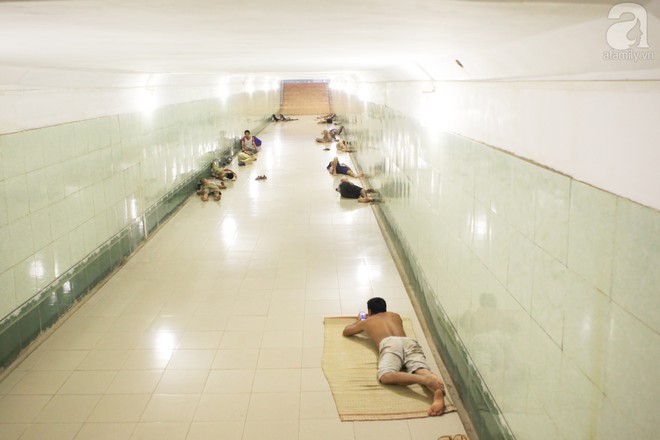 Muôn kiểu chống nắng nóng của người Hà Nội trong những ngày đầu hè - Ảnh 13.