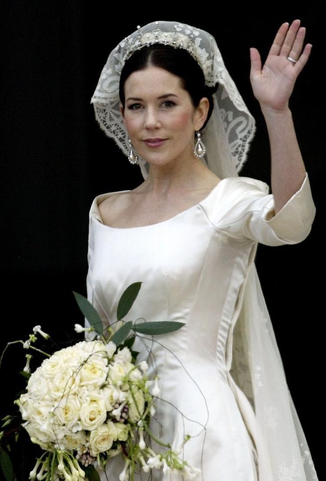 Chiêm ngưỡng lại những chiếc vương miện tinh xảo nhất trong lịch sử đám cưới Hoàng gia trước hôn lễ của Hoàng tử Harry - Ảnh 11.