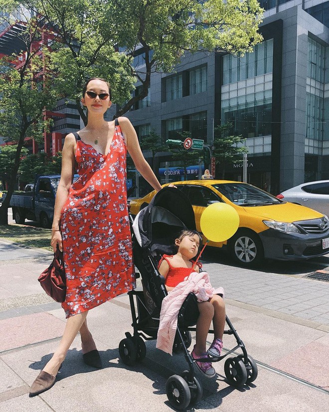 Các mẹ bầu phải học ngay cô nàng Chriselle Lim cách diện đồ thoải mái mà vẫn thời trang trong những ngày hè oi nóng - Ảnh 10.