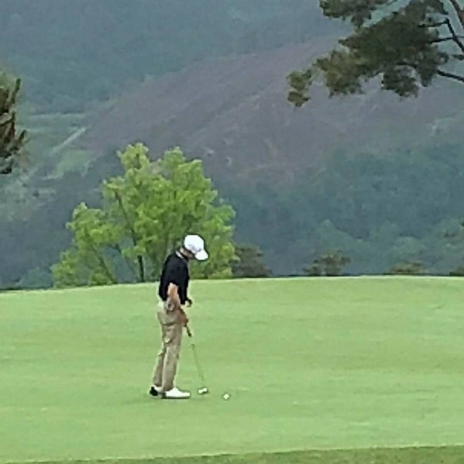 Đưa vợ đi nghỉ dưỡng cùng gia đình, Song Joong Ki thảnh thơi đi đánh golf - Ảnh 1.