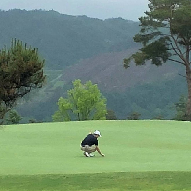 Đưa vợ đi nghỉ dưỡng cùng gia đình, Song Joong Ki thảnh thơi đi đánh golf - Ảnh 2.