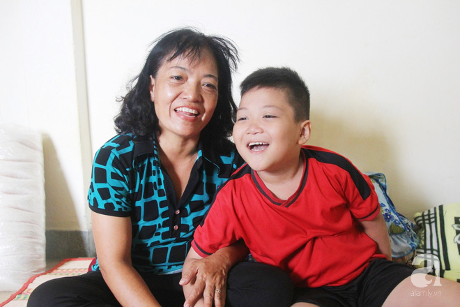 Vượt 1.000km từ Sài Gòn ra Huế để gặp lại con trai 8 tuổi mất tích, người mẹ vỡ òa hạnh phúc khi nhìn thấy con được bình an - Ảnh 12.