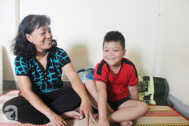 Vượt 1.000km từ Sài Gòn ra Huế để gặp lại con trai 8 tuổi mất tích, người mẹ vỡ òa hạnh phúc khi nhìn thấy con được bình an - Ảnh 4.