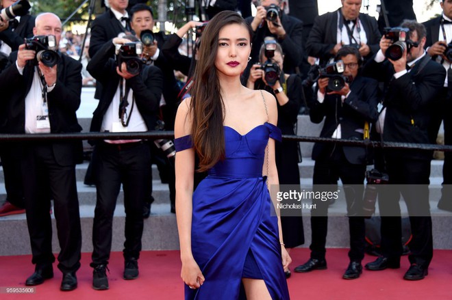 Cannes ngày thứ 10: Phạm Băng Băng phiên bản lỗi diện đầm đỏ khoe ngực, mỹ nhân nước Úc mặc áo quây quần dài bất chấp lệnh cấm - Ảnh 8.