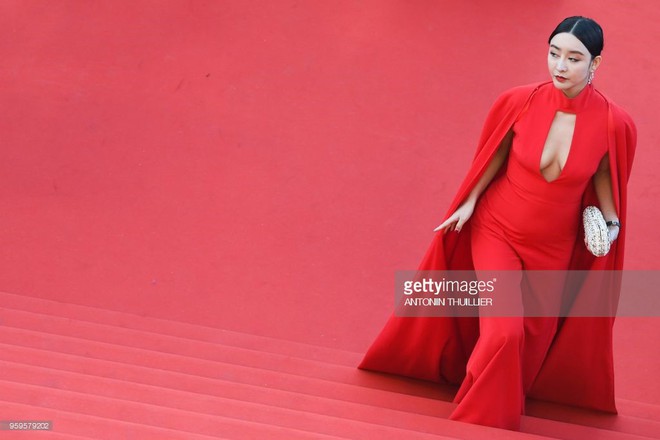 Cannes ngày thứ 10: Phạm Băng Băng phiên bản lỗi diện đầm đỏ khoe ngực, mỹ nhân nước Úc mặc áo quây quần dài bất chấp lệnh cấm - Ảnh 4.