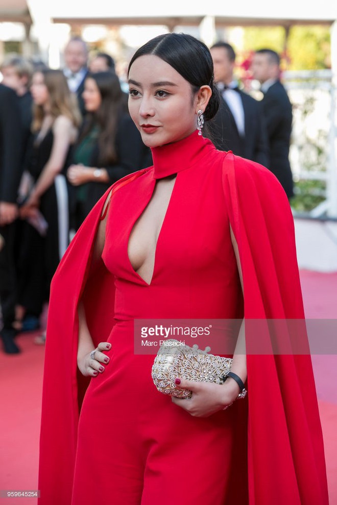 Cannes ngày thứ 10: Phạm Băng Băng phiên bản lỗi diện đầm đỏ khoe ngực, mỹ nhân nước Úc mặc áo quây quần dài bất chấp lệnh cấm - Ảnh 5.