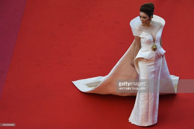 Sau 2 ngày vắng mặt, Lý Nhã Kỳ diện váy dài quét đất trở lại ấn tượng trên thảm đỏ Cannes - Ảnh 5.